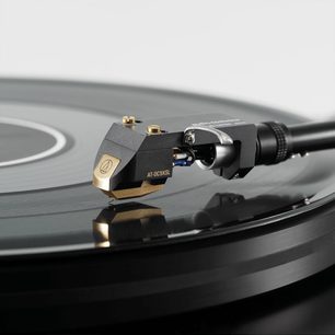 Černá gramofonová přenoska Audio Technica AT-OC9XSL, detailní boční pohled na raménku přehrávače