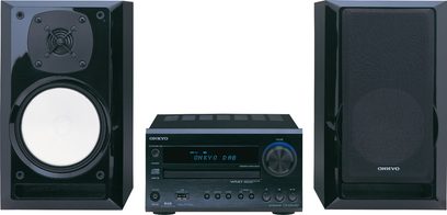 Sort Onkyo CS-525 Hi-Fi mini-anlæg bestående af to højttalere, en forstærker med CD-afspiller og blåt display