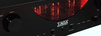 Hi-Fi zesilovač s elektronkami Taga Harmony HTA-1200 v černé barvě, detailní pohled zepředu na žhnoucí vakuové elektronky