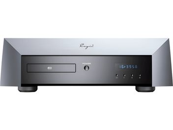 Cayin M-50 CD yüksek sadakatli CD çalar, alüminyum gri gümüş renginde, sol tarafta disk çekmecesi olan parlak siyah ön panel, ortada güç düğmesi, mavi dijital ekran ve sağda dört küçük yuvarlak tuş, ön görünüm
