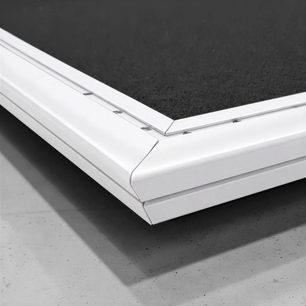 Absorbér Artnovion Luxor Quad, černý akustický panel s bílým rámem, detail rohu zblízka