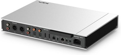 Matrix Audio Element X2 nätverksspelare i borstad silverfärgad aluminium, vy snett bakifrån till höger, bakpanel utrustad med XLR- och RCA-utgångar, optiska, koaxiala och USB-ingångar, Ethernet-port, IEC-nätanslutning, svarta kylflänsar på sidorna