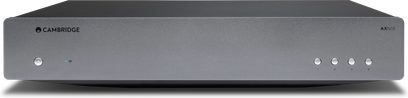 Cambridge Audio AXN10 netværksaudioafspiller i sølv, set forfra, rektangulært format, sølvfarvet front, knapper og stik på fronten