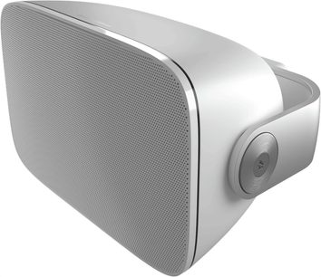 Hvid Bowers & Wilkins AM1 udendørshøjttaler, set fra højre forfra i trekvart vinkel, satineret plastkabinet med stor perforeret metalgitter og børstet vægbeslag på siden