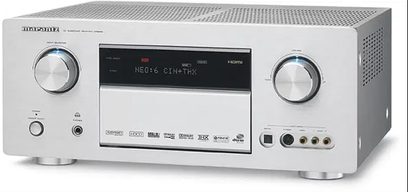 Marantz SR-8002 surround receiver set forfra, sølvfarvet front, blåt display, knapper og stik på forsiden