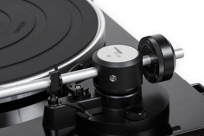 Gramofon Thorens TD 204 A v černém laku, detailní pohled na rameno s hlavou a protizávaží, otáčející se talíř