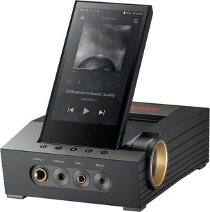 Předzesilovač sluchátek Astell&Kern ACRO CA1000T v černé barvě s dotykovým displejem zobrazujícím audio parametry, pohled zepředu a ze tříčtvrteční zadní pravé strany