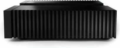 Naim Audio NAP 350, magas minőségű erősítő, előlről nézve, fekete anodizált alumínium ház, függőleges hőelvezető bordák, csíkos felület, diszkréten integrált gumi lábak
