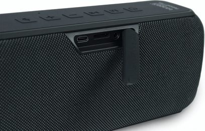 Musta Tangent Pebble Max -langaton Bluetooth-kaiutin kudotusta kankaasta, takaa kuvattuna, kansi auki, USB-C-, microSD- ja 3,5 mm -liittimet näkyvissä