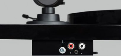 Giradischi hi-fi Pro-Ject E1 Phono noce, connettività posteriore con terminali RCA rosso e bianco, vite di massa e chassis nero