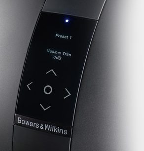 Bowers & Wilkins PV1D sort subwoofer. Blåt LED-display "Preset 1 Volume Trim 0dB" på kontrolpanelet