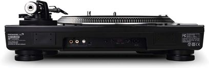 Reloop RP 7000 MK2 melns hi-fi vinila plates atskaņotājs, skats no priekšpuses, aizvērts vāks, toņvārpsta, vadības elementi un savienojumi aizmugurē