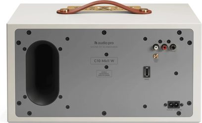 Audio Pro C10 MKII W Classic bej akıllı hoparlör, arkadan görünüm, gri panel, kahverengi tutma yeri ve görünür bağlantı noktaları