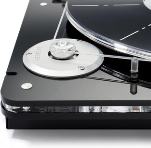 Vertere Acoustics Pack DGX Mystic II sort vinylpladespiller med blank akrylbase, gennemsigtigt akrylpladetallerken med kant og sølvfarvet aluminiumsdreven remskive med gennemsigtig rem, nærbillede af venstre forhjørne