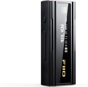 FiiO KA5 -musta alumiininen kannettava audiomuunnin, kolmen neljäsosan etuviistosta nähtynä, suorakulmainen kotelo viistetyillä reunoilla ja lasipintaisella etupaneelilla, jossa on pystysuuntainen OLED-näyttö valkoisella tekstillä sekä kultainen logo