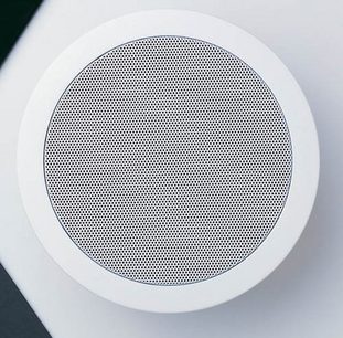 Rund indbygget højttaler fra Bowers & Wilkins CCM 80, set forfra, med hvid perforeret gitterdæksel, central diskant