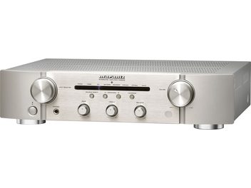 Στερεοφωνικός ενισχυτής hi-fi Marantz PM6005 ασημί χρώματος, με μεταλλική βουρτσισμένη πρόσοψη, πολλά κουμπιά, υποδοχές και μπλε οθόνη