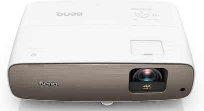 Benq W2700 hvid videoprojektor set forfra, 4K HDR-objektiv til højre, logo øverst til venstre