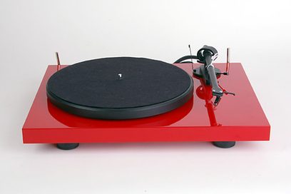 Pro-Ject Debut III rød og sort pladespiller, set fra venstre trekvartersvinkel forfra, med tonarm og pickup