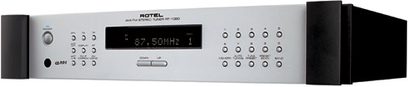 Rotel RT1080 sølvfarvet tuner med LCD-display, kontrolknapper og drejeknapper på forsiden, set forfra