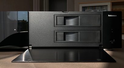 Zappiti Reference sort multimedie-afspiller, frontpanel med to skuffer og logo, set lidt fra siden forfra
