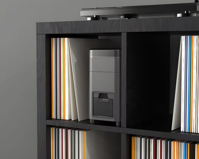 Scaffale per vinili nero effetto legno con vani aperti e giradischi sopra