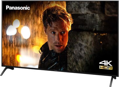 Panasonic TX-55HX940E 4K HDR-fladskærm viser et nærbillede af en mands intense blik i regnen