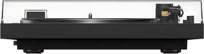 Önden görünüm siyah Sony PS-LX5BT pikap, şeffaf kapak kapalı, metal tabla ve sarı kartuşlu kol