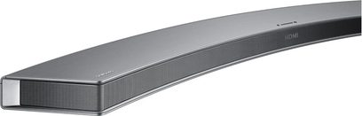 Metallisk mørkegrå Samsung HW-J7501R soundbar, langstrakt buet form, sort gitter på forsiden