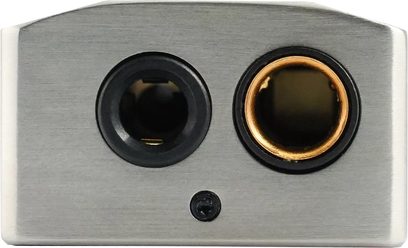 Přenosný audio převodník iFi Audio GO Bar Kensei, pohled zepředu, kulaté audio konektory v černé a zlaté barvě, centrální černý šroub