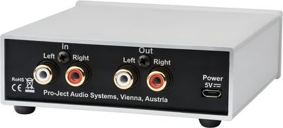 Hoogwaardige zwarte hoofdtelefoonvoorversterker met een schuin achterpaneel, 4 vergulde RCA-aansluitingen, 1 micro-USB-poort, witte opschriften