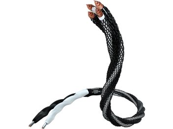 Černý opletený kabel s měděnými konektory na koncích, ohnutý do tvaru ruky s roztaženými prsty