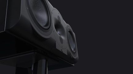 Altoparlante nero con 2 woofer circolari, 2 tweeter centrali, montato su un supporto, angolo di visuale dal basso verso l'alto