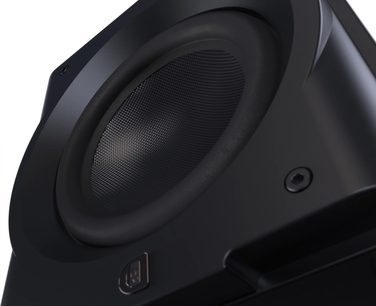 Zwarte satijnen Perlisten R8s subwoofer, close-up, geweven membraan, rubberen rand, zichtbaar logo en schroeven
