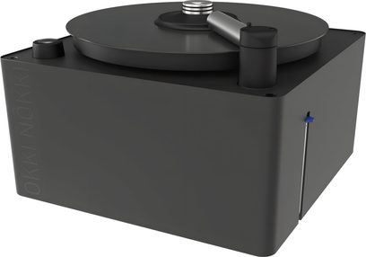 Okki Nokki One juoda, vinilo plokštelių plovimo mašina, viršutinis vaizdas, stačiakampio formos matinis juodas korpusas, sidabrinis nuskaitymo žingsnis, mėlynas mygtukas