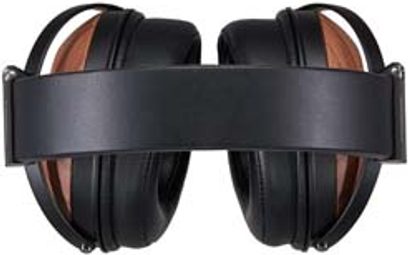 Offener kabelgebundener Hi-Fi-Kopfhörer Fostex TH808 mit schwarzem Kopfbügel, schwarzen runden Ohrpolstern und braunen Außenschalen