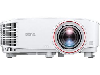 Вид отпред на бял видеопроектор Benq TH671ST, с кръгло червено обективно в центъра, заобиколено от бял кръг