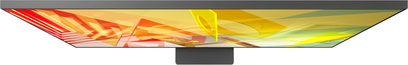 Samsung QE55Q95T 2020 plochá televize, pohled zepředu, zobrazující barevné abstraktní tvary v žluté, oranžové a zelené barvě
