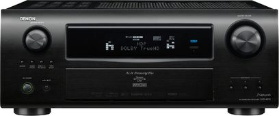 Denon AVR-4310 sort hjemmebiografsforstærker, set forfra, blå skærm "32.9 Processing Plus", knapper og stik på forsiden