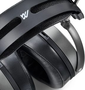Musta Audeze MM-520 Manny Marroquin -hifi-kuuloke, lähikuva sankaosasta ja korvan ympäri asettuvista pehmusteista