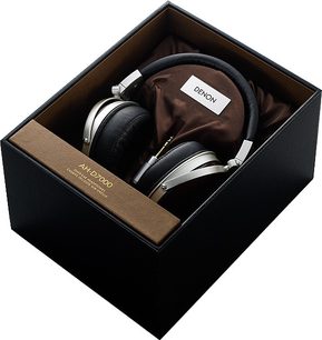 Denon AH-D7000 bruine hoofdtelefoon in open zwarte doos, driekwart vooraanzicht, lederen oorschelpen en hoofdband