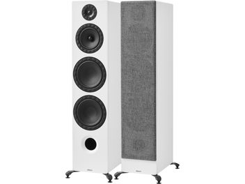 Pereche de boxe de podea Elipson Prestige Facet II 24F albe, carcasă din lemn cu finisaj alb și picioare metalice negre, o boxă dezvăluind difuzoarele încadrate de fațete și port bass-reflex, în timp ce cealaltă are o grilă textilă gri, vedere din față