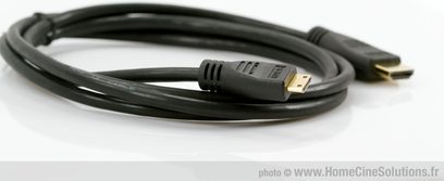 Sākotnējais Mini HDMI 1,5 m HCS melns satīts kabelis, ar zelta pārklājuma savienotājiem, uz balta fona
