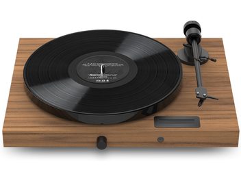 Hi-Fi винил плоча Pro-Ject Juke Box E1 в орехово кафяв цвят с черен кръгъл плотер, черно четещо рамо, ротационен бутон и правоъгълна основа
