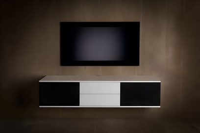 Audio-vizuální nábytek Unnu Classic Series Model 230 z hladkých panelů v černé/bílé, s dvířky a dvěma centrálními zásuvkami, pohled zepředu