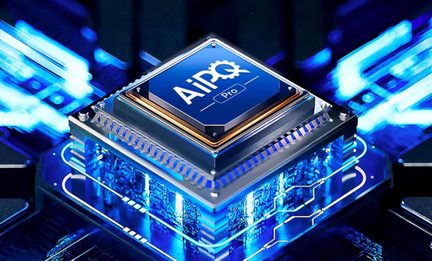 Kék és ezüst színű, "AiPQ Pro" feliratú fém integrált áramkör, felülről nézve, átlátszó alapon elhelyezve, kék fényes áramkörökkel átszőtt talapzaton