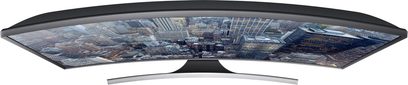 Televisor curvo Samsung UE55JU7500 que muestra una vista aérea panorámica de una ciudad densa con numerosos rascacielos