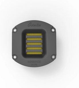 GoldenEar Triton Three+ sort søjlehøjttaler, set forfra, gitter med 5 lodrette gule striber, GoldenEar-logo