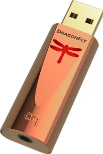 Conversor de áudio portátil AudioQuest DragonFly Copper em cobre com conector USB dourado e logótipo de libélula vermelho