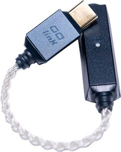 Taşınabilir DAC iFi Audio GO Link 2 siyah, kısa gümüş örgülü kablo ve yakın planda altın renkli metal konnektör